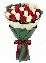 Букет Микс из красных и белых роз в Приаргунске