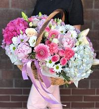 Цветочная композиция из Розы, Хризантемы, Пионы и Лизиантусы в корзине в Приаргунске