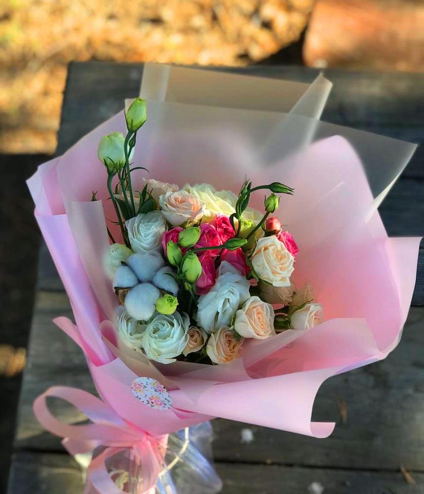 Букет цветов из: Розы и Лизиантусы в Приаргунске