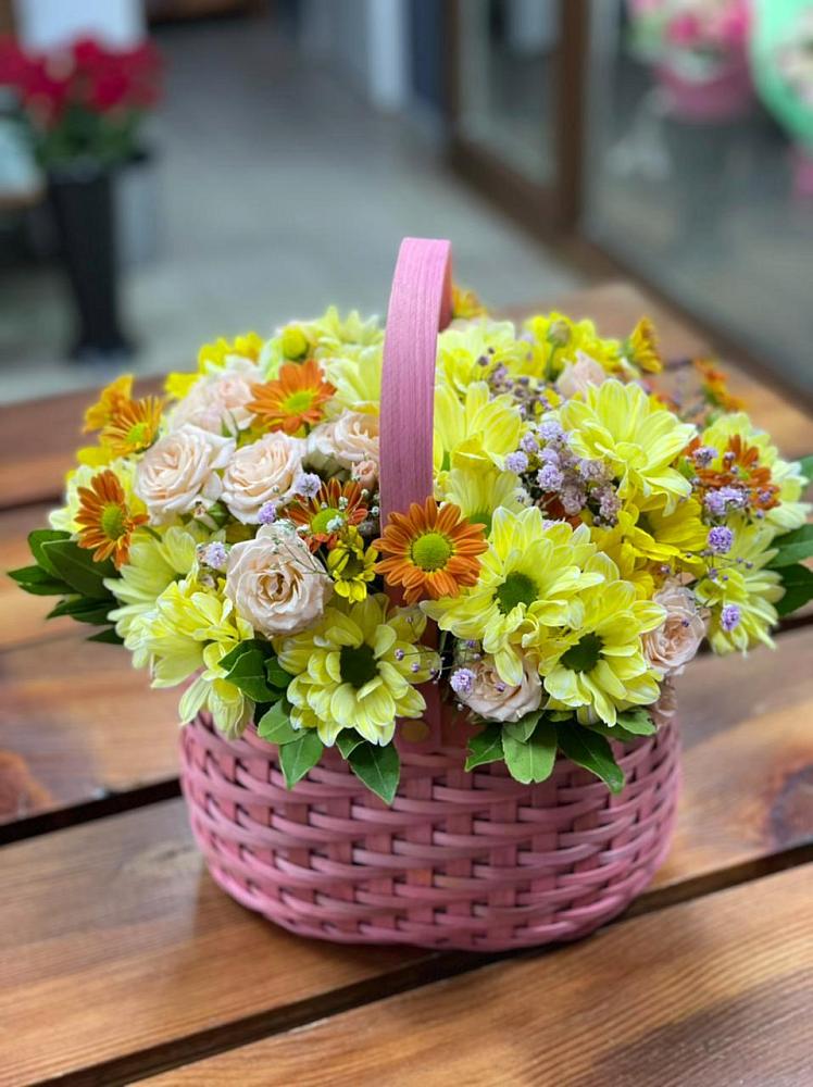 Цветочная композиция из Хризантемы и Розы в корзине в Приаргунске
