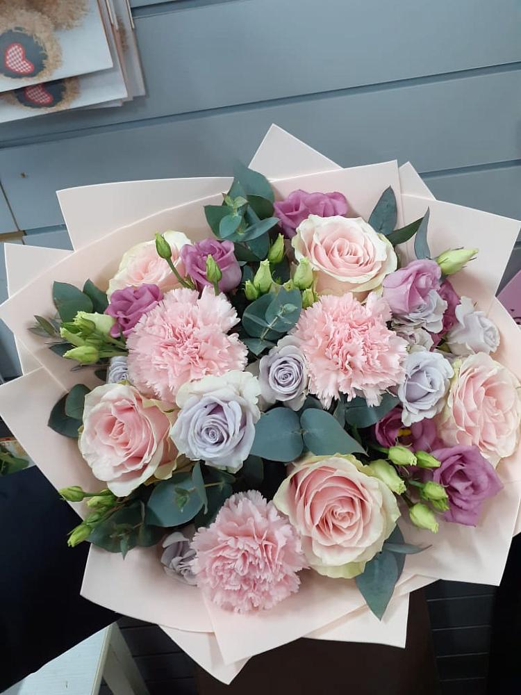 Букет цветов из: Розы, Гвоздики и Лизиантусы в Приаргунске