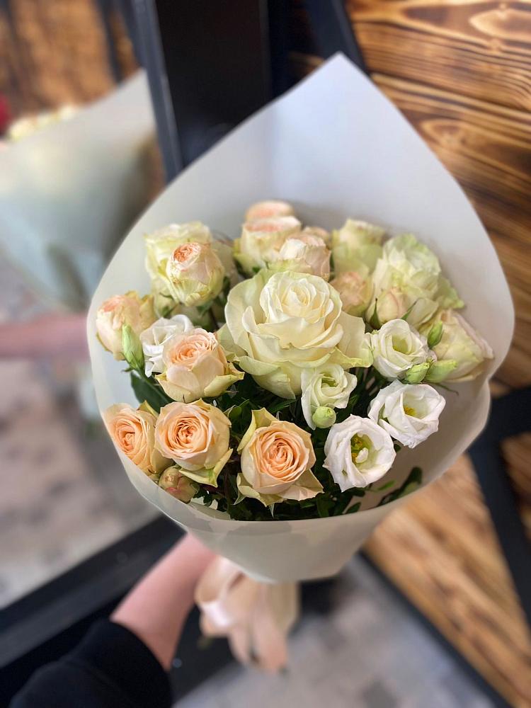 Букет цветов из: Розы и Лизиантусы в Приаргунске